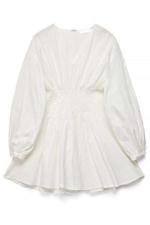 White Pintuck-Baumwollminikleid mit langen Ärmeln