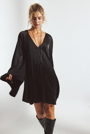 Black Robe courte effet froissé en satin à dos ouvert