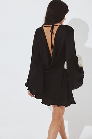 Black Crinkle Satin Mini-Kleid mit Wasserfall-Rücken