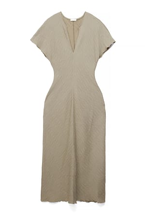 Taupe Crinkle Maxikleid mit kurzen Ärmeln