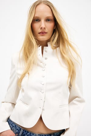 Offwhite kurzer taillierter Blazer mit Struktur