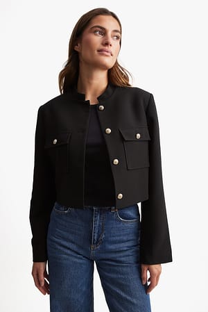 Black Crop-Blazer mit goldenem Knopf