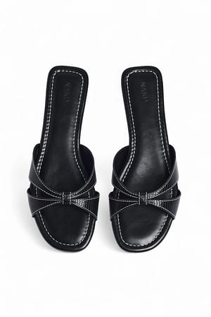 Black Flat-Sandalen mit überkreuzten Riemchen