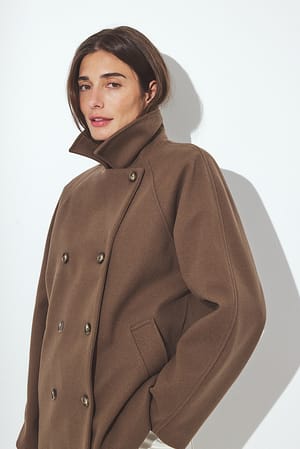 Taupe Kort dubbelbröstad kappa