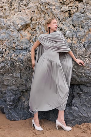 Grey Drapiertes Maxikleid mit Ballonsaum