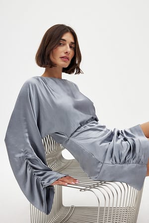 Silver Robe en satin drapé