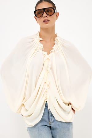 Cream Gedrapeerde blouse met ruches