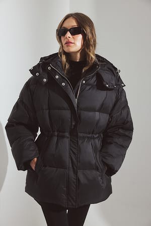 Black gefütterte Jacke mit Kordelzug