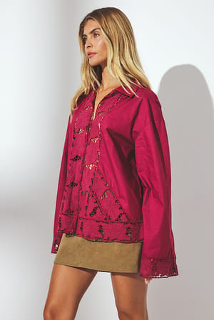 Raspberry Bluse med broderi og lange ermer