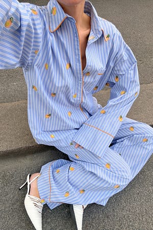 Blue Stripe Løstsittende bukse med broderidetaljer