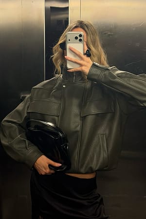 Khaki Kunstlederjacke mit hohem Kragen