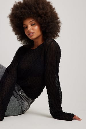 Black Top mit weiten Ärmeln und einem Feinstrick