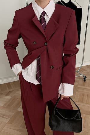 Burgundy Blazer ajusté à double boutonnage