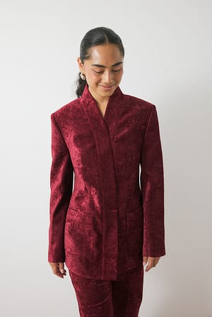 Burgundy Tettsittende blazer i chenille med høy krage