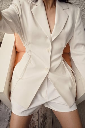 White Blazer mit Schnürdetails