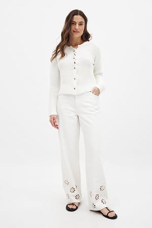 White Jeans med middels liv og åpne blomster