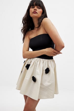 Black/Beige Robe courte avec jupe volumineuse et fleur