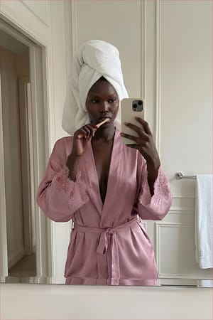 Dusty Pink Satin-Morgenmantel mit Blumen-Spitze