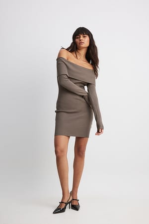 Brown Schulterfreies Strick-Minikleid mit Falteneffekt
