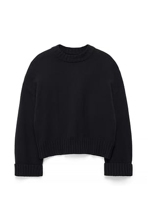 Black Strickpullover mit gefalteten Ärmeln