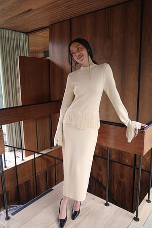 Offwhite Strick-Midikleid mit Fransendetail