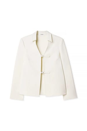 Cream Blusa con hebilla delantera