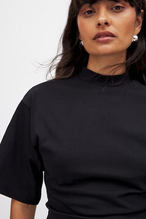 Black Tailliertes Baumwoll-T-Shirt mit Trichterausschnitt