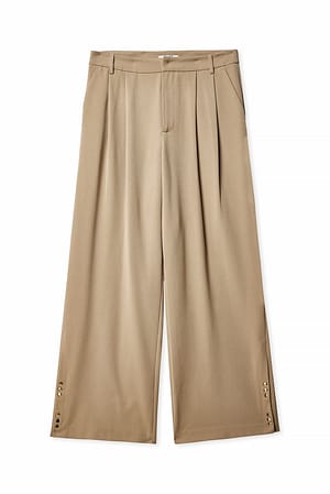 Beige Pantalón de traje con botones dorados