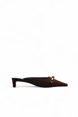 Brown Zapatos de tacón con detalle dorado