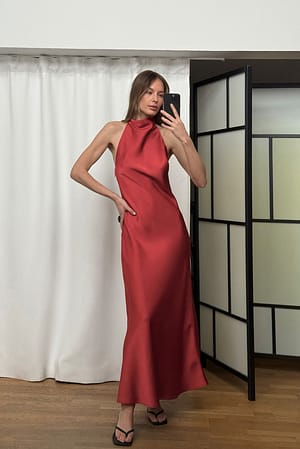 Dark Red Robe longue en satin à dos nu