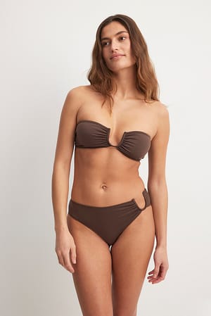 Brown Bikinitrusse med metaldetaljer