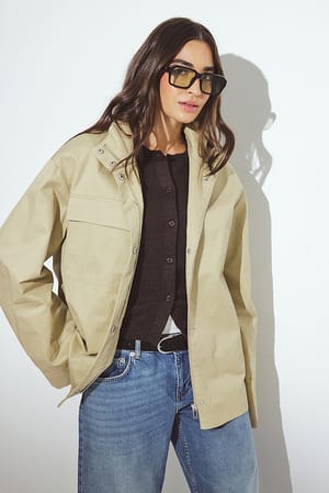Beige Oversize-Kurz-Trenchcoat mit hohem Kragen
