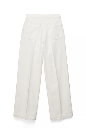 White hochtaillierte Jeans mit Falten