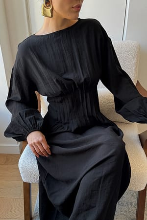 Black Långärmad plisserad midiklänning