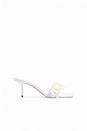 Offwhite Hæle med pailletdetaljer