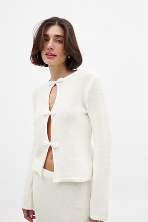 White Stricktop mit Knopfdetail