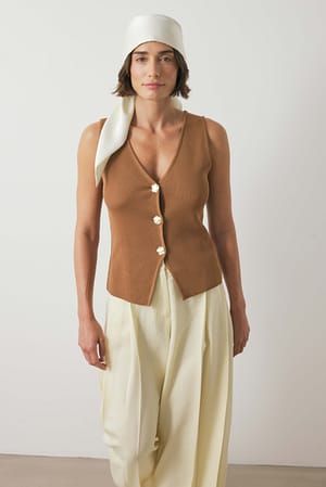 Brown Strikket vest med knappedetaljer