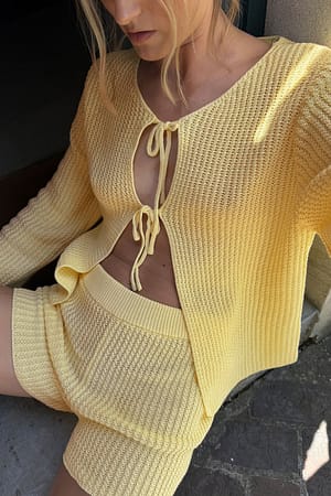 Light Yellow taillierte Strick-Shorts