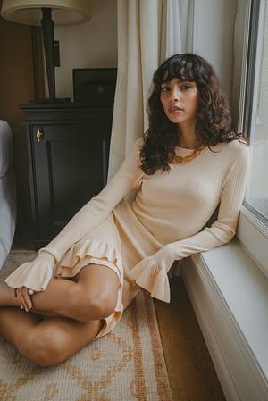 Beige Robe courte en maille à volants