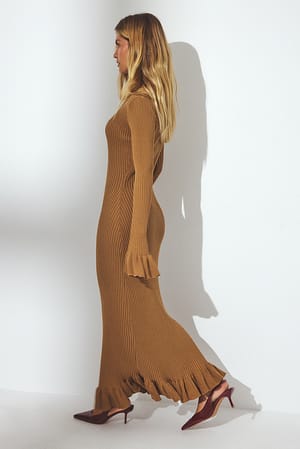 Camel Strick-Midikleid mit Schlüssellochausschnitt und Rüschen