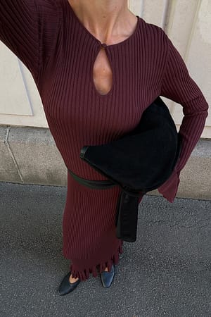 Burgundy Strick-Midikleid mit Schlüssellochausschnitt und Rüschen