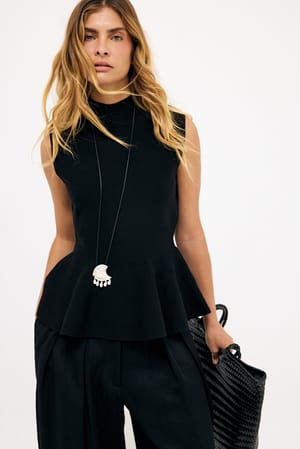 Black Strikket peplumtopp