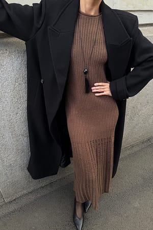 Dark Brown geripptes Maxikleid aus Strickstoff