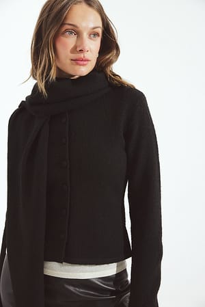 Black Stickad kofta med scarf-detalj
