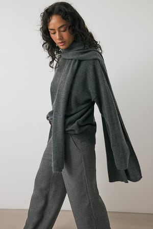 Dark Grey Stickad tröja med scarf-detalj