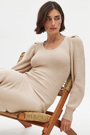 Beige Strickkleid mit Puffärmeln und U-Boot-Ausschnitt