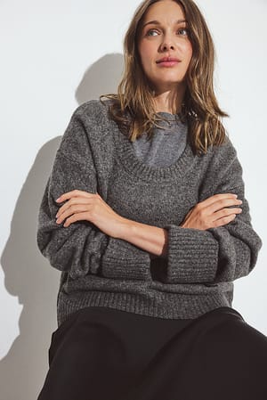 Mid Grey Mel Stickad tröja i ullblandning med rund halsringning