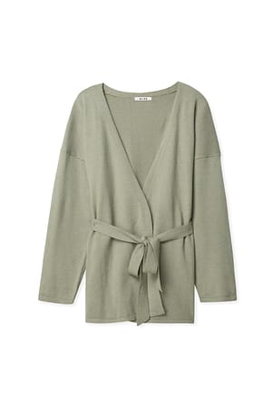 Green Strick-Cardigan in Wickeloptik