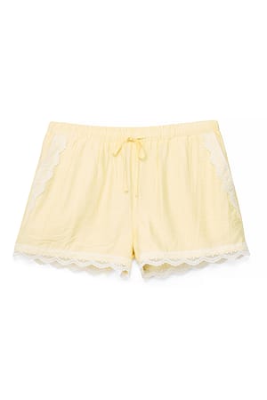 Light Yellow Minishorts mit Spitzendetail