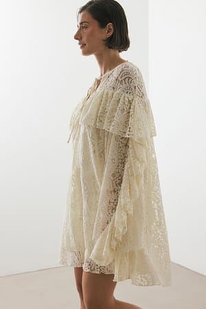 Cream Robe courte en dentelle à volants et manches longues
